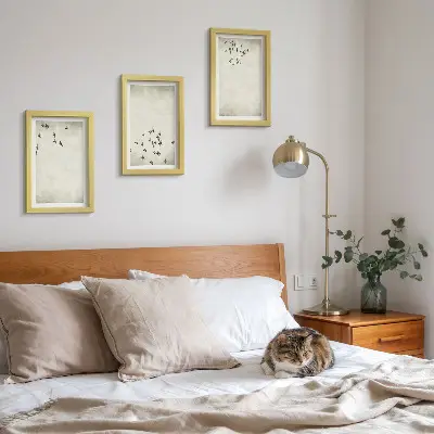 Fotowand mit einem minimalistischen Gemälde von fliegenden Vögeln