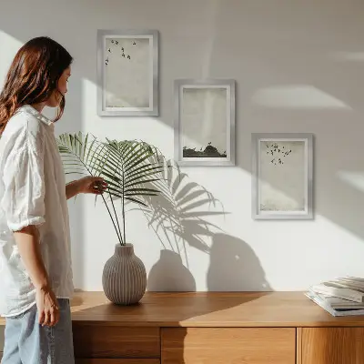Bilderwand mit fliegender Vogelschar im minimalistischen Stil