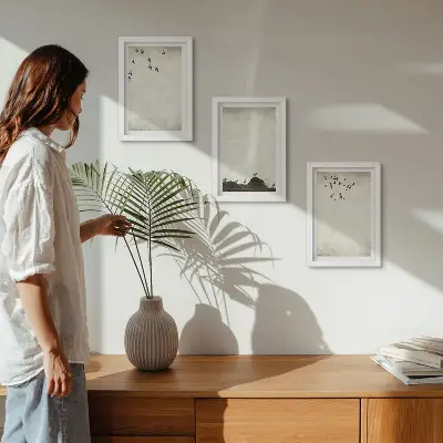 Bilderwand mit fliegender Vogelschar im minimalistischen Stil