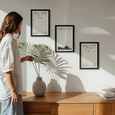 Bilderwand mit fliegender Vogelschar im minimalistischen Stil