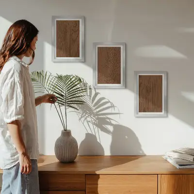 Bilderset mit Rahmen mit Holzmaserung und Baumrindenstruktur im minimalistischen Stil