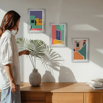 Bilderwand mit farbenfrohen Illustrationen der Stadt im modernen Stil
