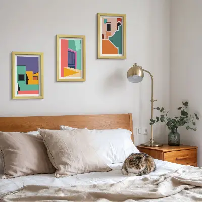 Bilderwand mit farbenfrohen Illustrationen der Stadt im modernen Stil