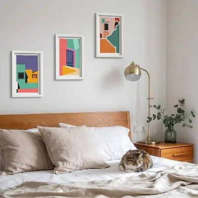 Bilderwand mit farbenfrohen Illustrationen der Stadt im modernen Stil