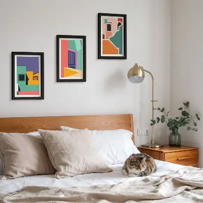 Bilderwand mit farbenfrohen Illustrationen der Stadt im modernen Stil