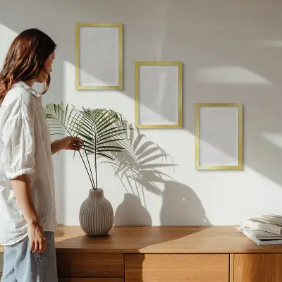 Bilderwand mit eleganter linearer Steinoptik in Marmor