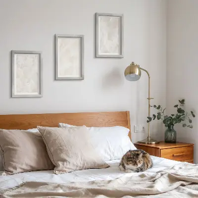 Bilderwand mit Strukturen aus weißem Marmor in Pastellfarben