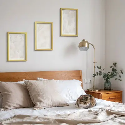 Bilderwand mit Strukturen aus weißem Marmor in Pastellfarben