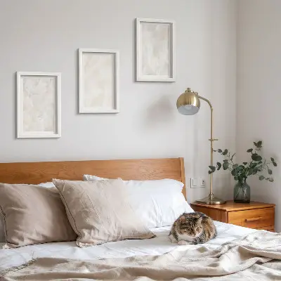 Bilderwand mit Strukturen aus weißem Marmor in Pastellfarben