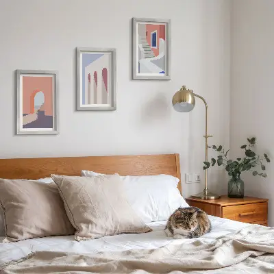 Bilderwand mit Illustrationen urbaner Architektur im minimalistischen Stil