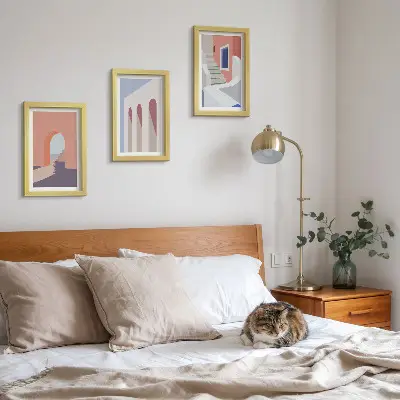 Bilderwand mit Illustrationen urbaner Architektur im minimalistischen Stil
