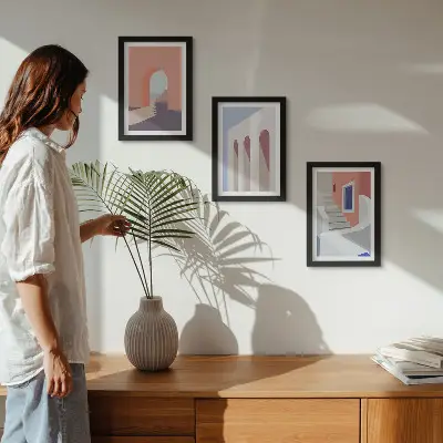 Bilderwand mit Illustrationen urbaner Architektur im minimalistischen Stil