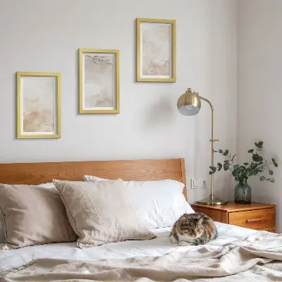Bilderwand mit Aquarellflecken und Blättern in Pastellfarben
