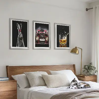Gerahmtes Bilderset mit Motiv Frauenbeine vor Rosenauto und Whisky
