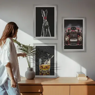 Gerahmtes Bilderset mit Motiv Frauenbeine vor Rosenauto und Whisky
