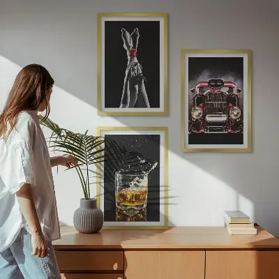 Gerahmtes Bilderset mit Motiv Frauenbeine vor Rosenauto und Whisky