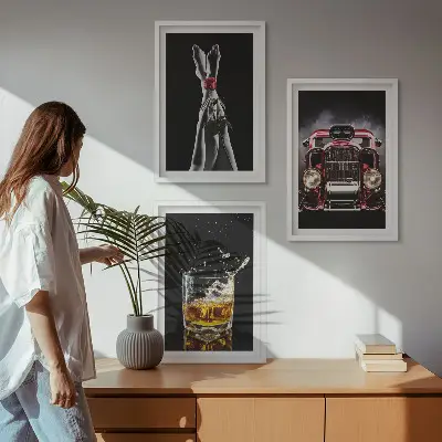 Gerahmtes Bilderset mit Motiv Frauenbeine vor Rosenauto und Whisky