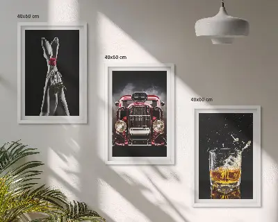 Gerahmtes Bilderset mit Motiv Frauenbeine vor Rosenauto und Whisky