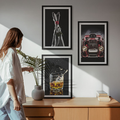 Gerahmtes bilderset Frauenbeine Rosenauto Whisky