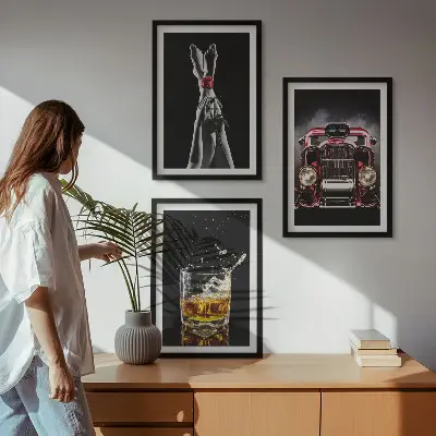 Gerahmtes Bilderset mit Motiv Frauenbeine vor Rosenauto und Whisky