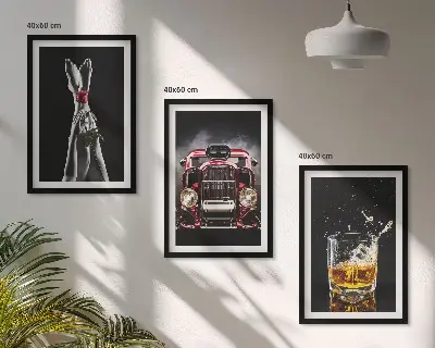 Gerahmtes Bilderset mit Motiv Frauenbeine vor Rosenauto und Whisky