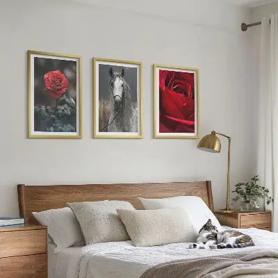 Bilder-3er-Set mit Rahmen mit den Motiven Rote Rosen, Pferdegrau und Welt