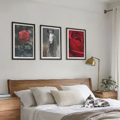 Bilder-3er-Set mit Rahmen mit den Motiven Rote Rosen, Pferdegrau und Welt