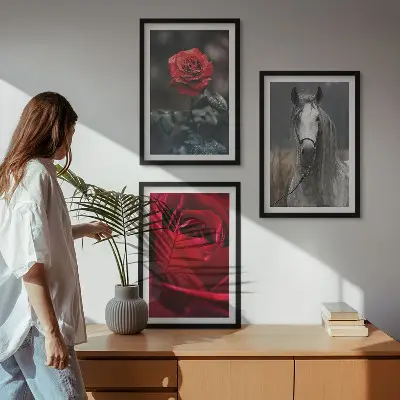 Bilder-3er-Set mit Rahmen mit den Motiven Rote Rosen, Pferdegrau und Welt