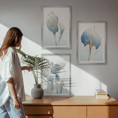 Gerahmtes Bilderset mit blauen Blumen im Hintergrund