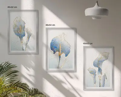Gerahmtes Bilderset mit blauen Blumen im Hintergrund