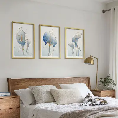 Gerahmtes Bilderset mit blauen Blumen im Hintergrund