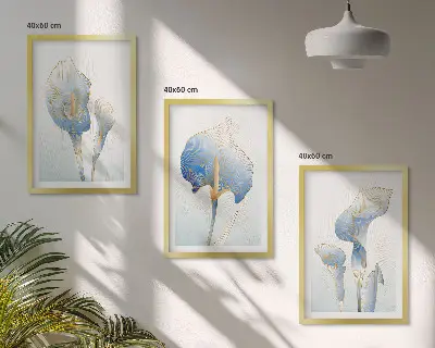 Gerahmtes Bilderset mit blauen Blumen im Hintergrund