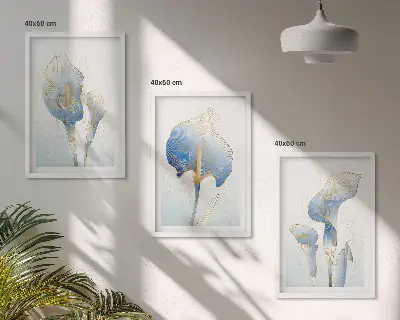 Gerahmtes Bilderset mit blauen Blumen im Hintergrund