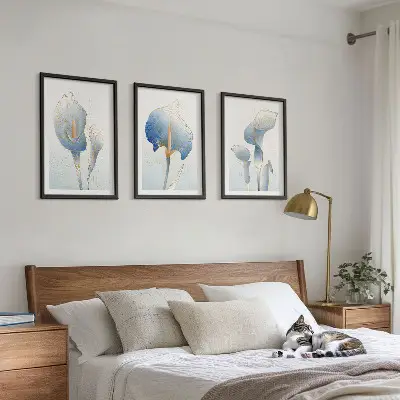 Gerahmtes Bilderset mit blauen Blumen im Hintergrund