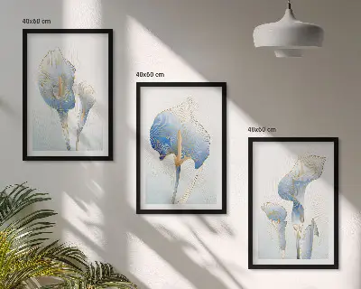 Gerahmtes Bilderset mit blauen Blumen im Hintergrund