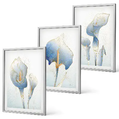Gerahmtes Bilderset mit blauen Blumen im Hintergrund