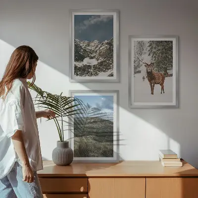 Gerahmtes Bilderset mit Motiven von Bergen, Schnee, Hirschen und einer Waldlandschaft