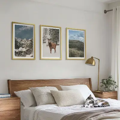 Gerahmtes Bilderset mit Motiven von Bergen, Schnee, Hirschen und einer Waldlandschaft