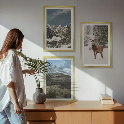 Gerahmtes Bilderset mit Motiven von Bergen, Schnee, Hirschen und einer Waldlandschaft