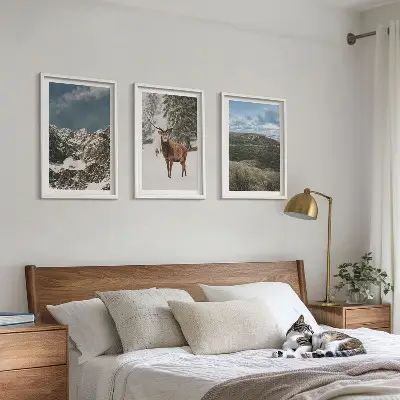 Gerahmtes Bilderset mit Motiven von Bergen, Schnee, Hirschen und einer Waldlandschaft
