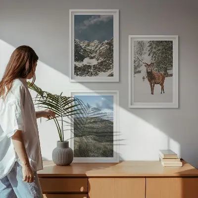 Gerahmtes Bilderset mit Motiven von Bergen, Schnee, Hirschen und einer Waldlandschaft