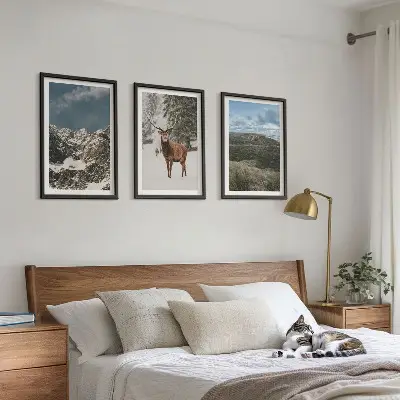 Gerahmtes Bilderset mit Motiven von Bergen, Schnee, Hirschen und einer Waldlandschaft