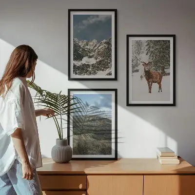 Gerahmtes Bilderset mit Motiven von Bergen, Schnee, Hirschen und einer Waldlandschaft