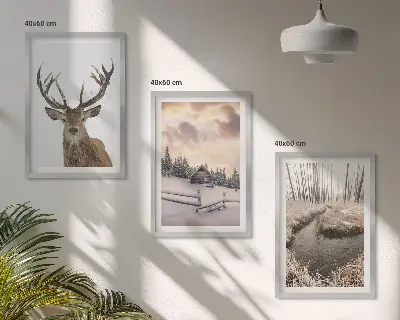 Gerahmtes Bilderset Hirschhütte in verschneiter Winterlandschaft