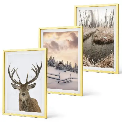 Gerahmtes Bilderset Hirschhütte in verschneiter Winterlandschaft