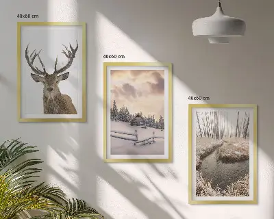 Gerahmtes Bilderset Hirschhütte in verschneiter Winterlandschaft
