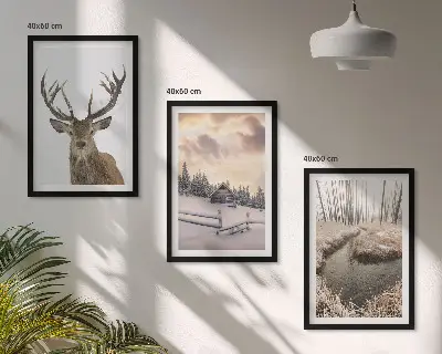 Gerahmtes Bilderset Hirschhütte in verschneiter Winterlandschaft