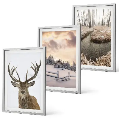 Gerahmtes Bilderset Hirschhütte in verschneiter Winterlandschaft