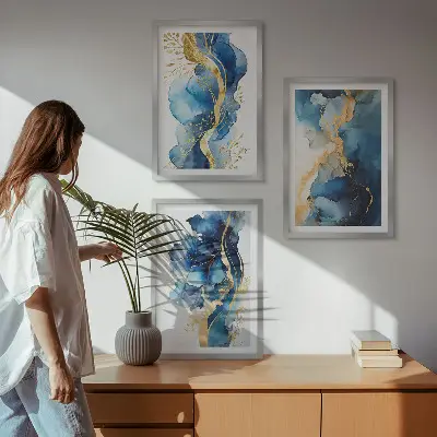 Gerahmtes Bilderset mit blauen abstrakten Mustern