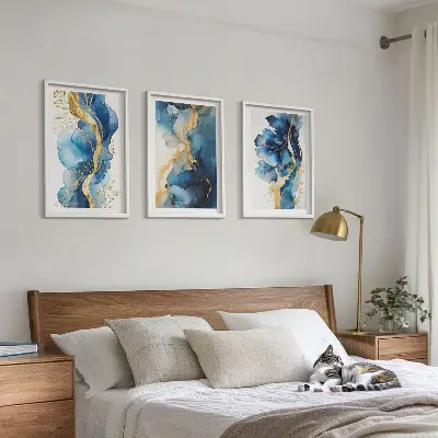 Gerahmtes Bilderset mit blauen abstrakten Mustern